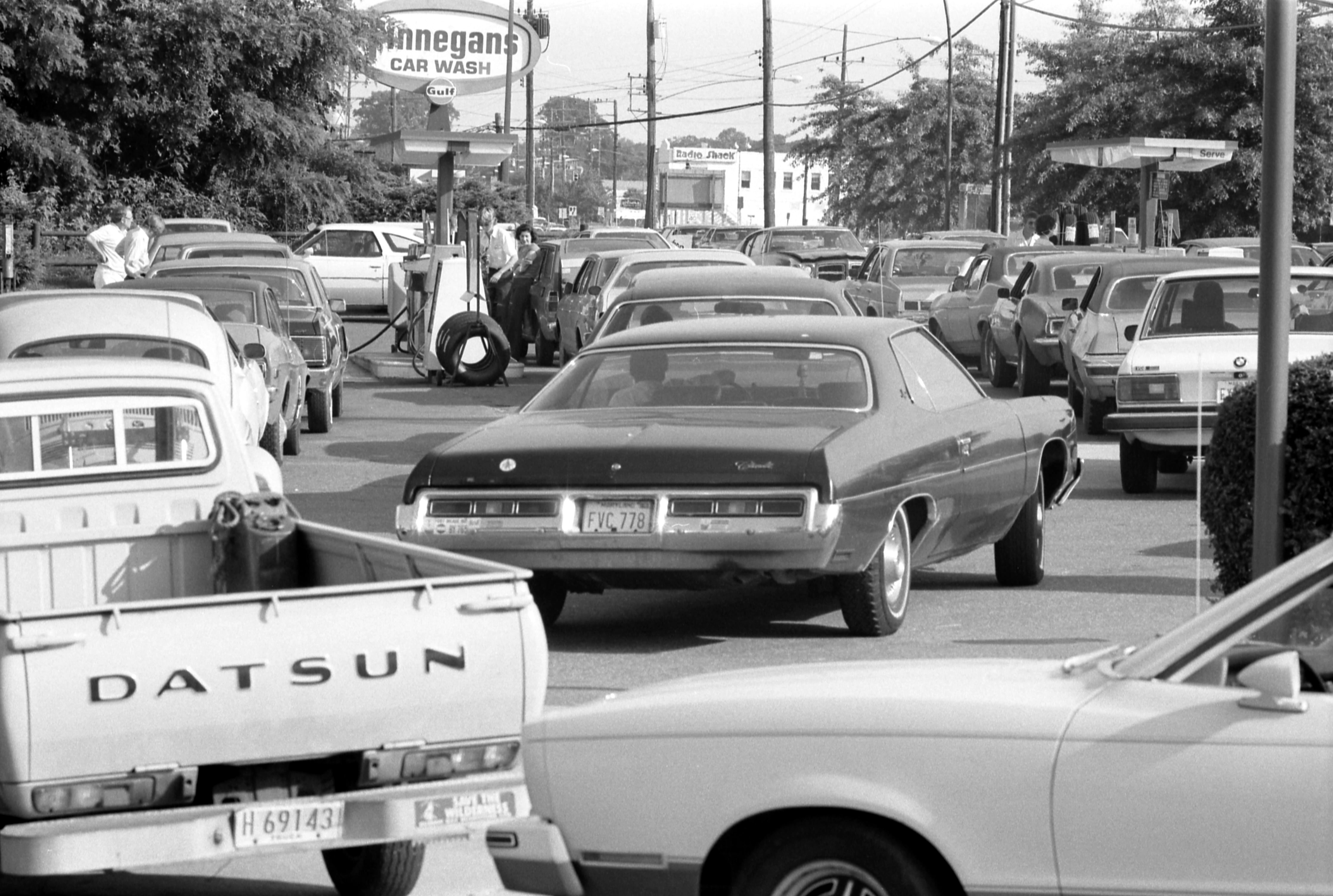 Cars lined up at a gasoline station in the United States during the 1979 oil crisis